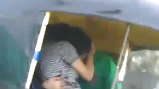 Tamnokosa kučka s lijepim dupetom se jako bocka
