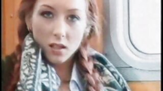 Pušačka vruća djevojka duboko siše bijele penis loptice
