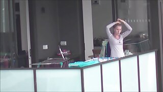 Sjajna seksi kraljica siše jak kurac i liže je sočno maca