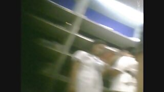 Lijepa drolja u crvenim mrežama CeCe Stone jebe se u kuhinji