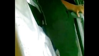 Grabljiva blijeda plavuša Nancy koristi stakleni dildo da pojebe svoju mokru macu