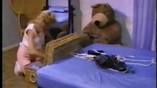 Čudesna ljepotica uživa u sisanju ogromnog bijelog kurac u primamljivom seks videu
