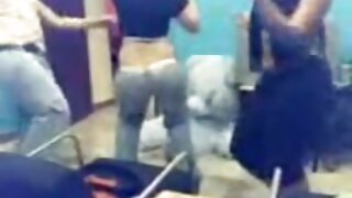 Zgodna i seksi, potpuno prirodna crna glava dopušta momku da prstom prati njenu natopljenu pičku