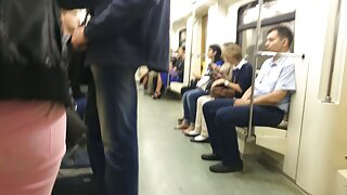 Tetovirana plavuša Nathaly tjera momka da nosi najlonke i da će mu sisati alat