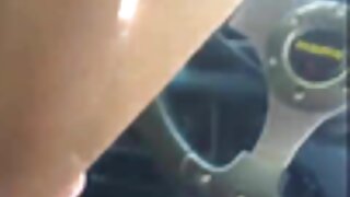Kinky crna glava Tia Tilton uzvraća za kunilingus drkanjem na kauču