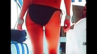 Razigrana plavokosa beba Kiara Lord masira kurac svojim glatkim stopalima