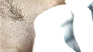 Sjajna plavokosa beba fino popuši u POV klipu