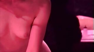 Divne amaterske lezbejske ribe ližu macu u strastvenoj sceni