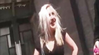 Nestašna brineta sa razjapljenom analnom rupom jaše na tvrdoj motki licem u lice