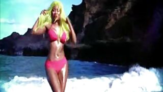 Seksi tamnokosa zgodna maca snažno udara po mački