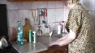 Sekstraktna brineta djevojka duboko grla debelo dupe kurac