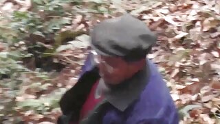 Vruća brineta i čudna azijska cura sisaju ukusni dugi crni kurac (FFM)