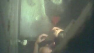 Obilna crvenokosa zrela BBW sa sparno tetovažom na sisama popuši mini kurac u zavodljivom crnom donjem rublju u sparnom seks videu 21 Sextury.