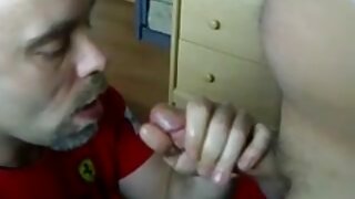 Šarmantna cura sa pigtailima se upija sisanjem debelog jakog šlonga