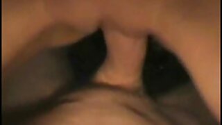 Brutalni jebač udara očaravajuće šik u stojećoj pozi