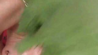 Super zgodna i zaista zavodljiva prsata brineta jebe se u rupe s leđa