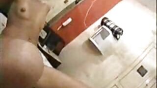 Oštra riba Foxy Di liže šlag sa mesnatog vrha
